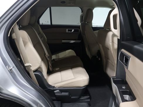 Used 2022 Ford Explorer XLT image 25