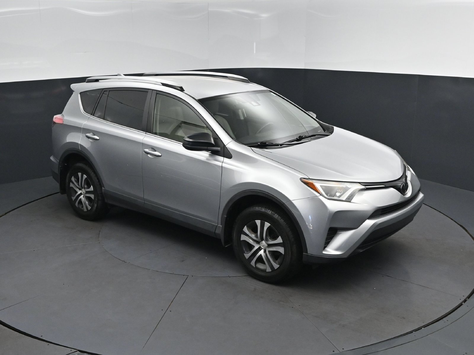 Used 2018 Toyota RAV4 LE FWD image 36