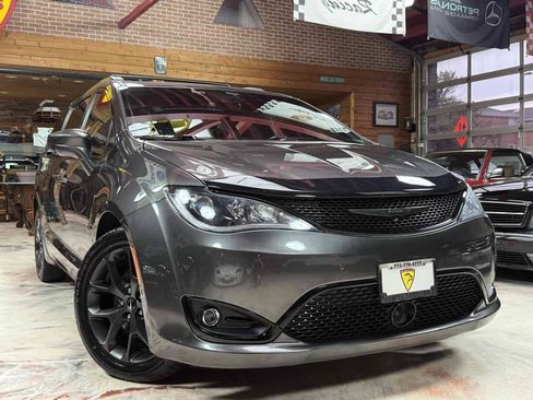 Used 2019 Chrysler Pacifica Touring-L Plus w/ Advanced Safetytec Group FWD image 3
