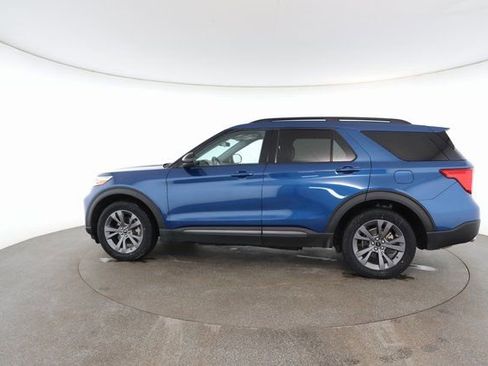 Used 2022 Ford Explorer XLT w/ Equipment Group 202A image 7