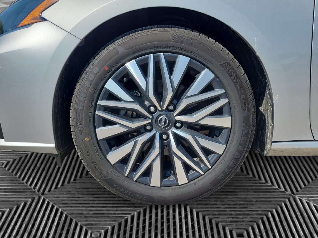 Used 2024 Nissan Altima 2.5 SV FWD image 14