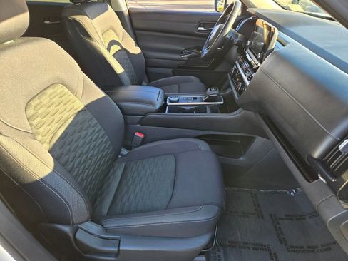 Used 2022 Nissan Pathfinder SV image 16