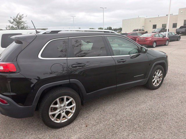 Used 2017 Jeep Cherokee Latitude AWD/4WD image 3