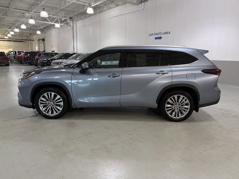 Used 2024 Toyota Highlander Platinum AWD/4WD image 4