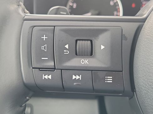 Used 2025 Nissan Pathfinder SV FWD image 22