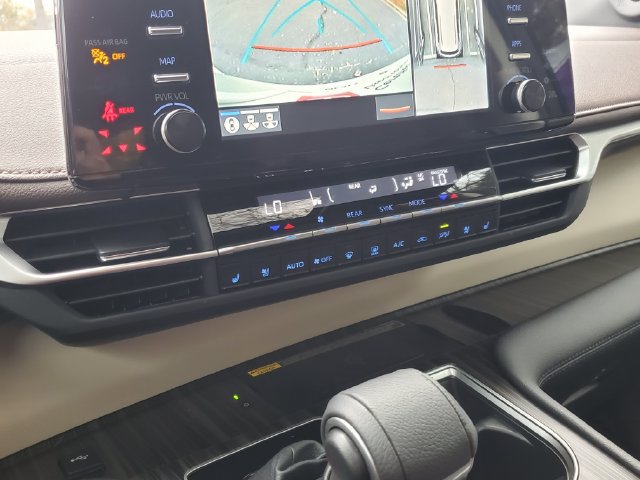 Used 2024 Toyota Sienna Platinum FWD image 33