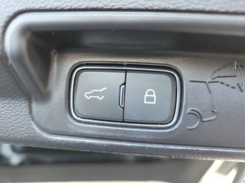 Used 2022 Ford Explorer XLT w/ Equipment Group 202A image 12