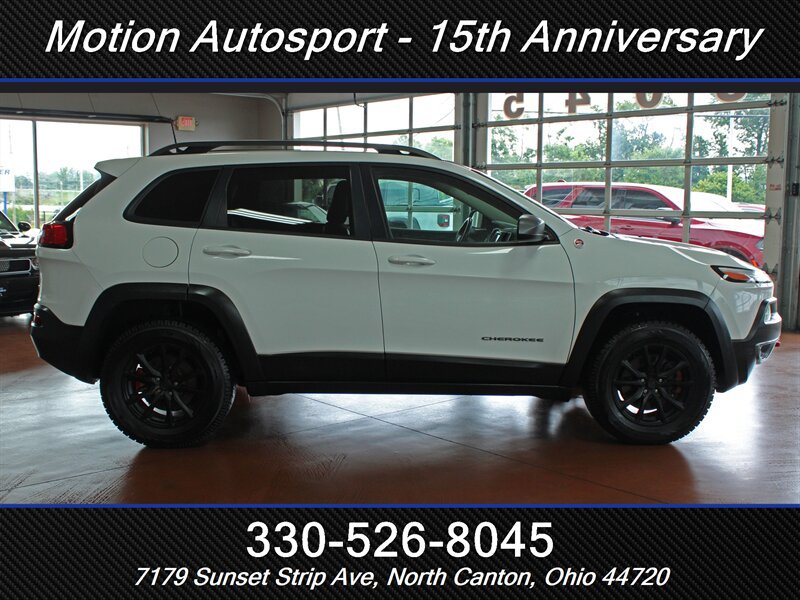 Used 2017 Jeep Cherokee Trailhawk w/ Cold Weather Group AWD/4WD image 8