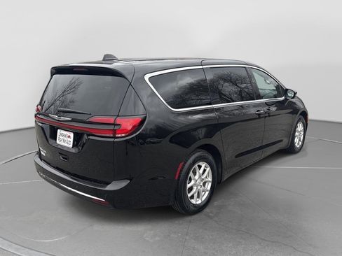 Used 2025 Chrysler Pacifica Select FWD image 11