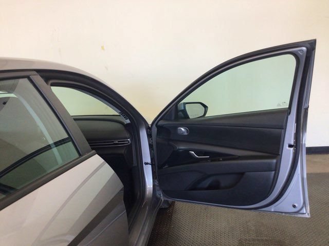 Used 2023 Hyundai Elantra SE FWD image 11