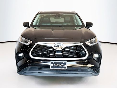 Used 2021 Toyota Highlander XLE AWD/4WD image 2