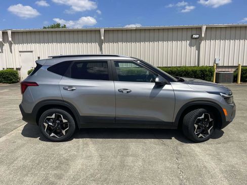 Used 2024 Kia Seltos EX AWD/4WD image 2