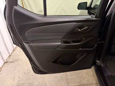 Used 2023 Chevrolet Traverse RS AWD/4WD image 27