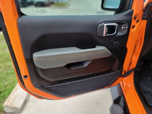 Used 2025 Jeep Gladiator Mojave AWD/4WD image 10