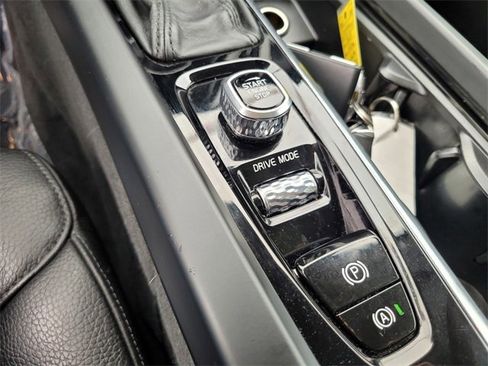 Used 2018 Volvo XC60 T6 Momentum w/ Convenience Package image 17