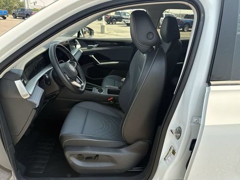 Used 2026 Volkswagen Tiguan SE AWD/4WD image 11