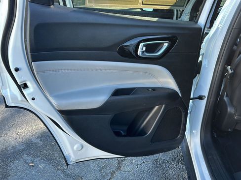 Used 2025 Jeep Compass Limited image 15