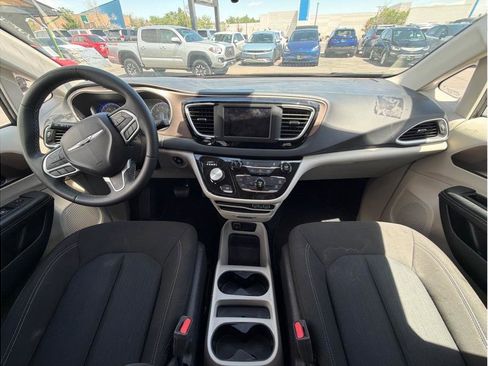 Used 2023 Chrysler Voyager LX FWD image 4
