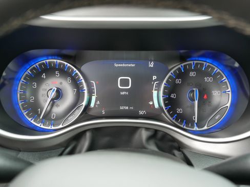 Used 2024 Chrysler Pacifica Touring-L FWD image 21