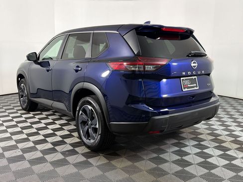 Used 2024 Nissan Rogue SV FWD image 2