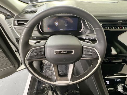 Used 2023 Jeep Grand Cherokee L Limited AWD/4WD image 11