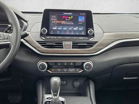 Used 2025 Nissan Altima 2.5 SV FWD image 14