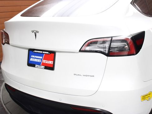Used 2022 Tesla Model Y Long Range image 13