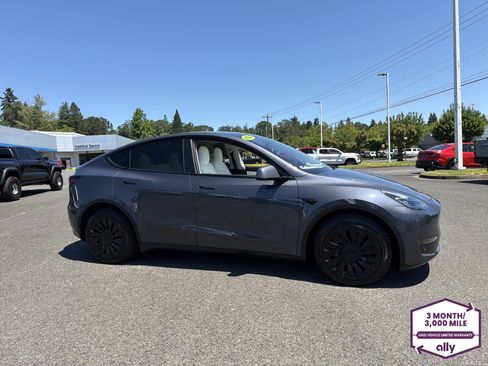 Used 2022 Tesla Model Y Long Range AWD/4WD image 7