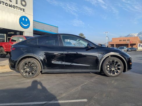 Used 2022 Tesla Model Y Long Range image 2