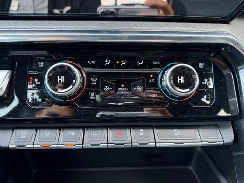 Used 2024 GMC Sierra 2500 Denali w/ Denali Reserve Package image 11