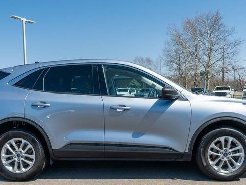 Used 2022 Ford Escape SE w/ Cold Weather Package AWD/4WD image 5