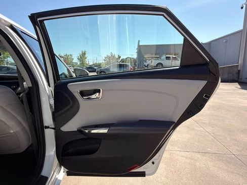 Used 2013 Toyota Avalon XLE image 17