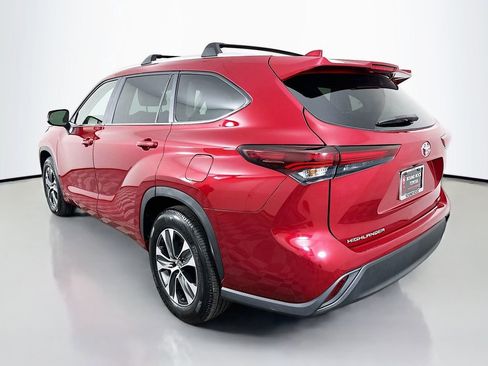 Used 2025 Toyota Highlander XLE image 7