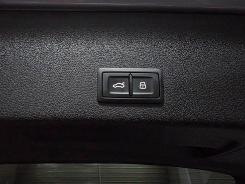 Used 2022 Audi e-tron Premium Plus image 40