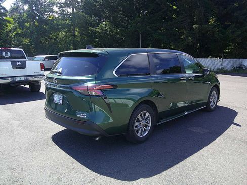 Used 2022 Toyota Sienna XLE FWD image 5