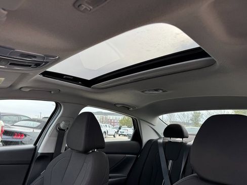 Used 2025 Hyundai Elantra SEL image 27