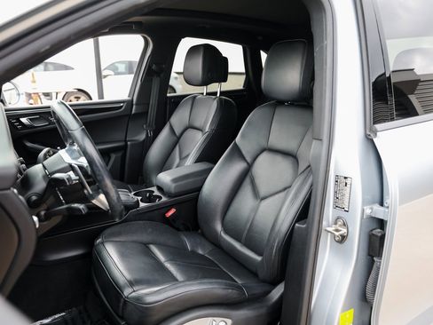 Certified 2018 Porsche Macan image 5