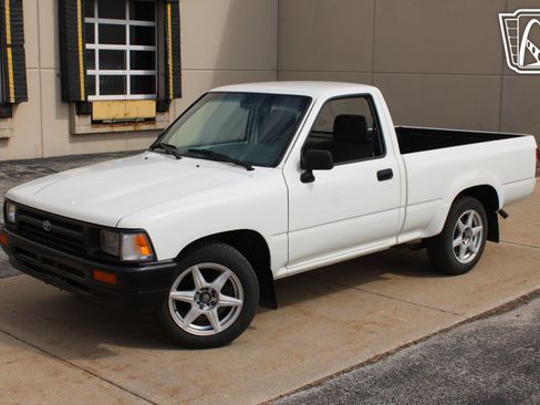 Used 1993 Toyota Pickup 2WD Regular Cab image 2