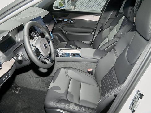 New 2025 Volvo XC90 T8 Plus w/ Protection Package Premier image 16