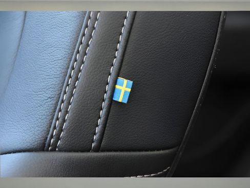 Certified 2025 Volvo XC40 B5 Plus w/ Protection Package Premier image 30