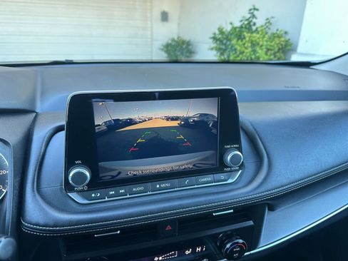 Used 2025 Nissan Rogue SV image 17