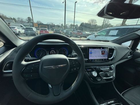Used 2025 Chrysler Pacifica Limited image 34
