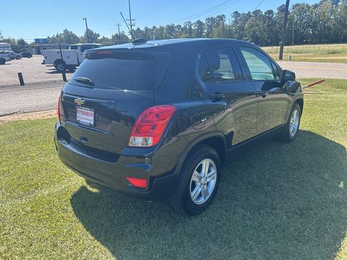 Used 2022 Chevrolet Trax LS w/ Tint and Cruise Package image 10