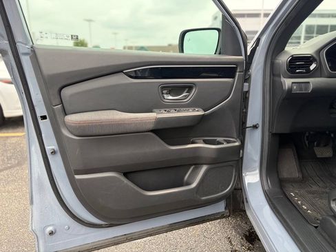 Used 2025 Honda Pilot Sport image 18