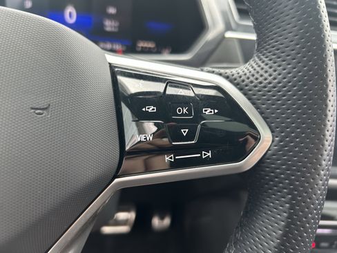 Certified 2022 Volkswagen Tiguan SE R-Line image 17