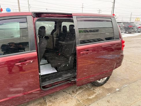 Used 2018 Dodge Grand Caravan SE w/ UConnect Hands-Free Group image 20