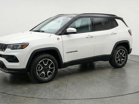 Used 2025 Jeep Compass Trailhawk image 3