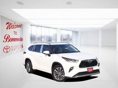 Used 2021 Toyota Highlander Platinum image 2