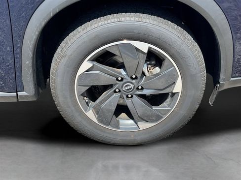 Used 2024 Nissan Rogue SV AWD/4WD image 6