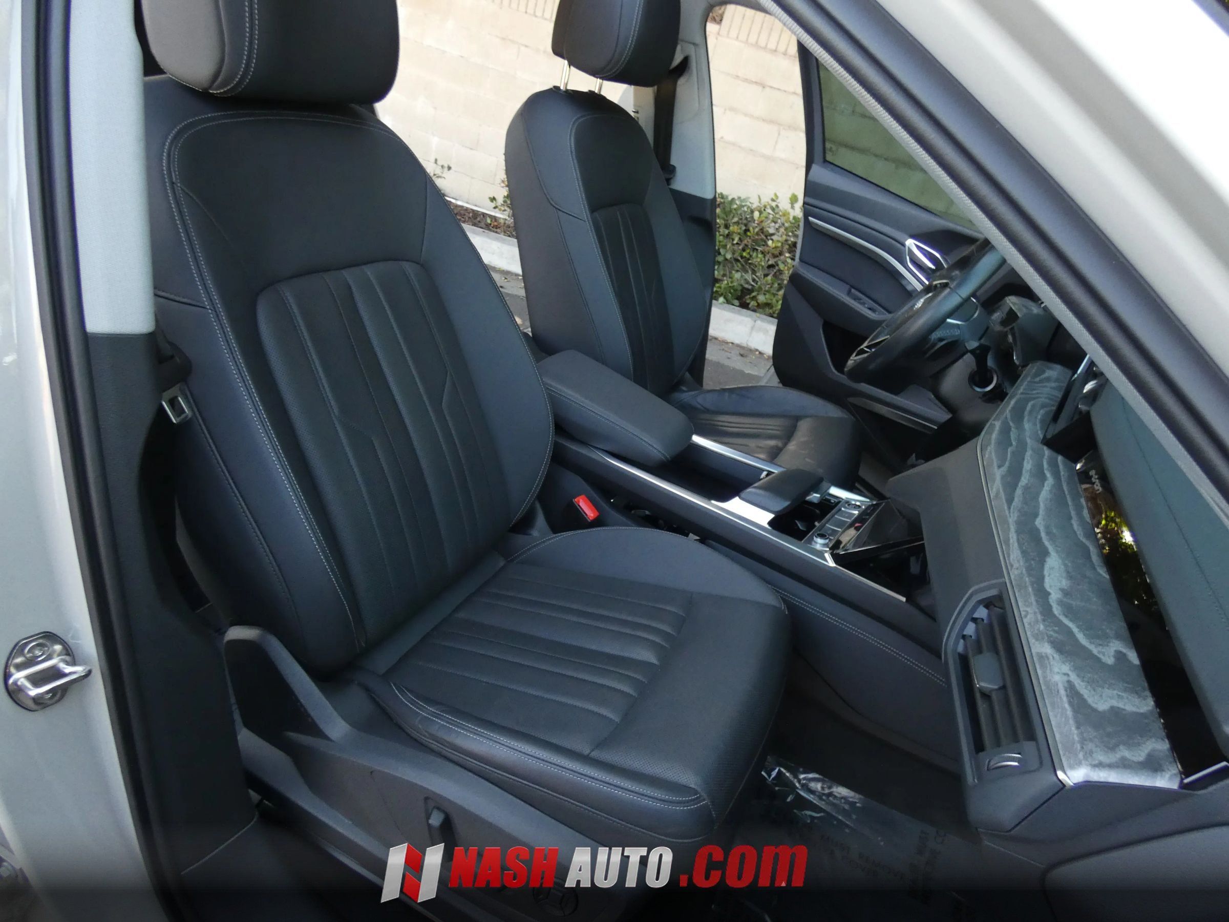 Used 2022 Audi e-tron Premium Plus w/ Premium Plus Package AWD/4WD image 29